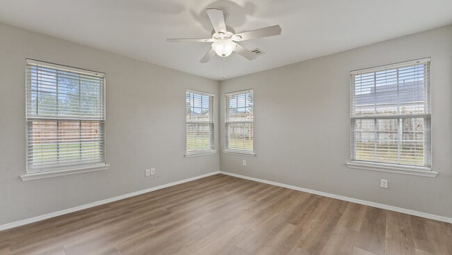 Building Photo - "Homey 3-Bedroom Retreat with 2 Full Baths...