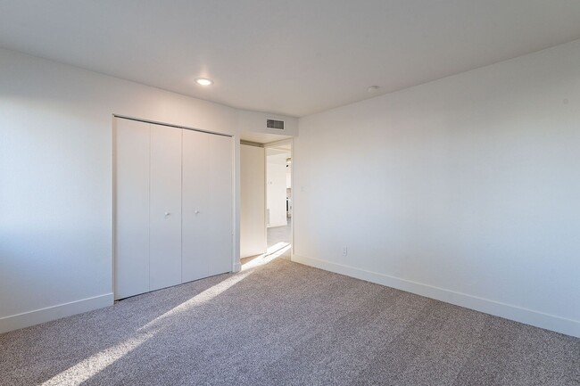 Building Photo - Gated community townhome- fully updated!