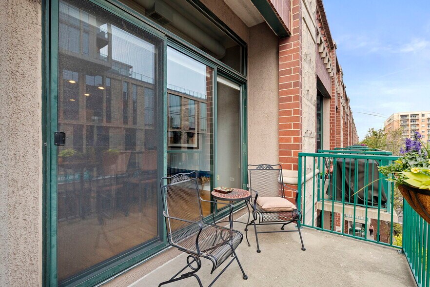 Building Photo - 841 W Monroe St