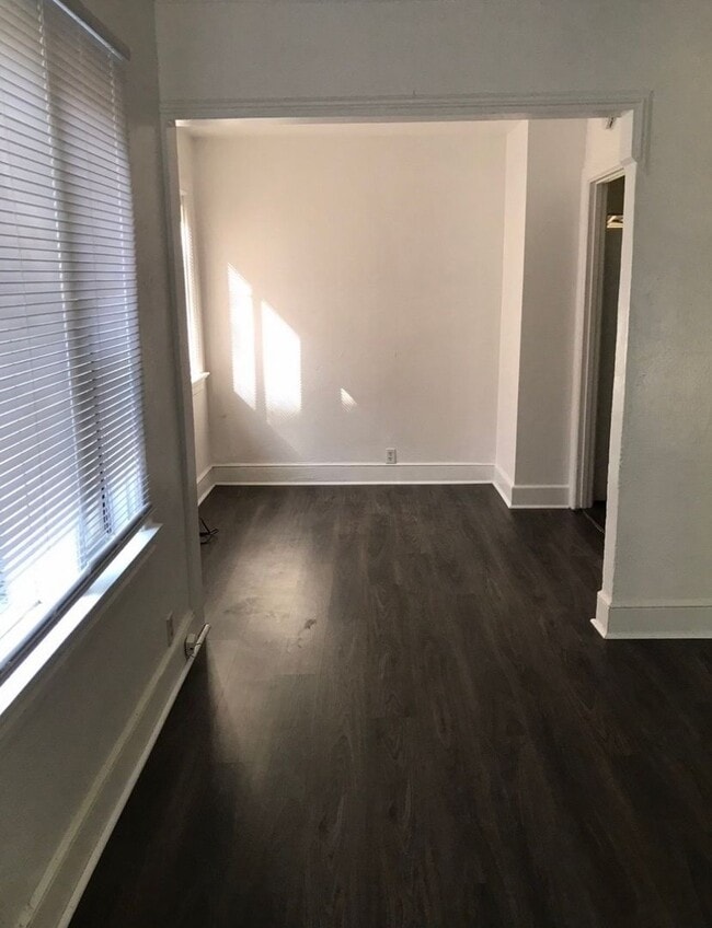 Building Photo - 3bd 2 ba home, great location