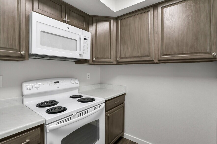 Building Photo - Fully Remodeled End-Unit Townhome Near Pet...