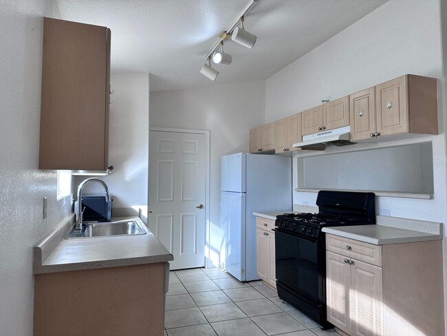 Building Photo - Private Upstairs Retreat in Desirable Gated Community