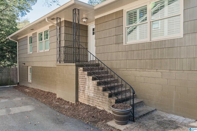 Building Photo - 615 Broadway St