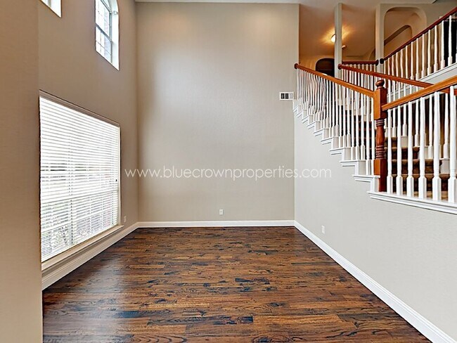 Building Photo - 901 Mesquite Dr