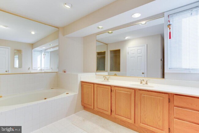 Building Photo - 100 Spring Pl Way