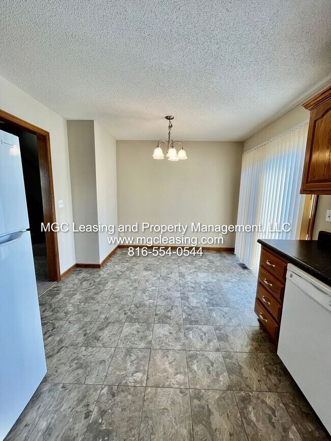 Building Photo - Remington Village Townhome in Raymore with unfinished basement!