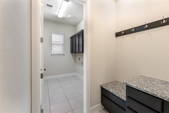 Building Photo - 3043 Hidalgo Loop