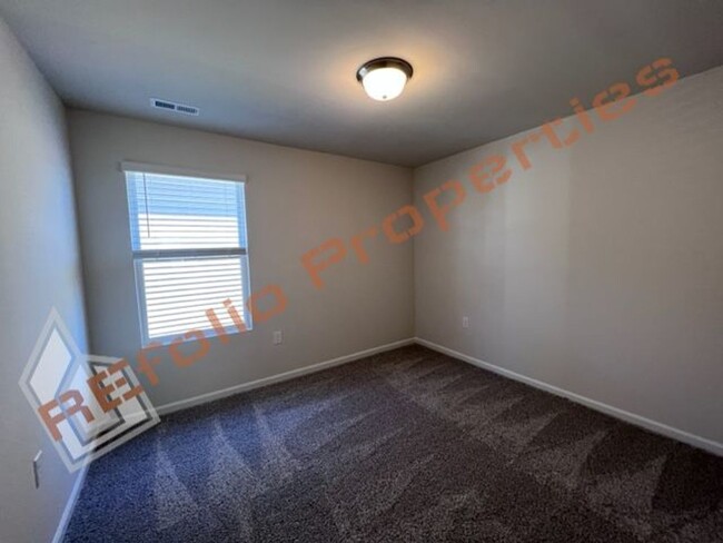 Building Photo - Beautiful 5 Bedroom 3 Bath 2-Car Garage Ho...