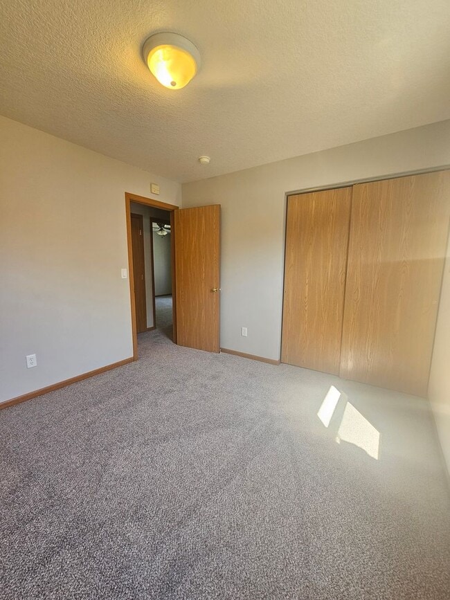 Building Photo - There is a $25 fee per application and eve...