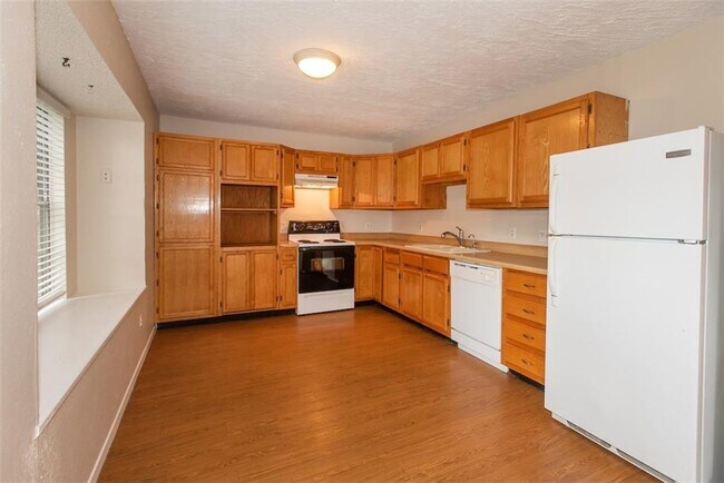 Building Photo - 6505 Clubway Ln