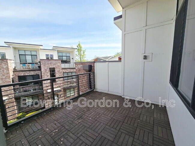 Building Photo - 1035 Chester Ave