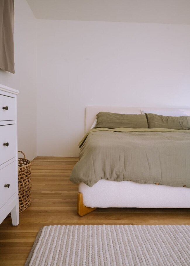 Building Photo - 3 Bedrooms + 2 Bathrooms | Midtown Ventura | Furnished or Unfurnished