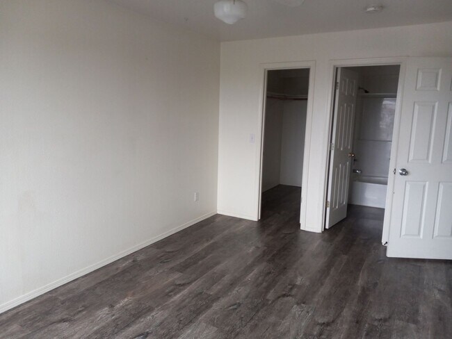 Building Photo - Live Where Comfort Meets Convenience - Col...