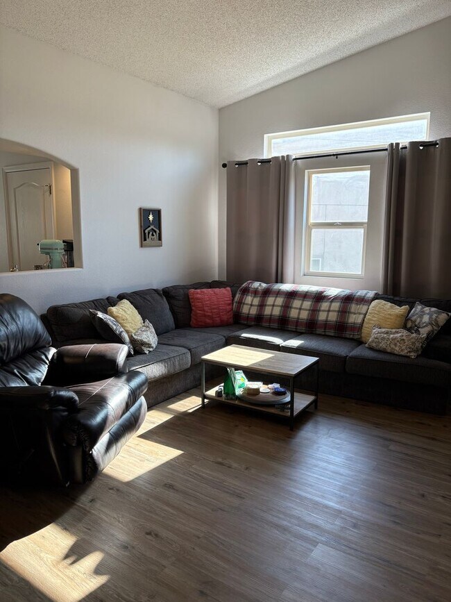 Building Photo - 4 Bedroom 3.5 Bath in Widefield