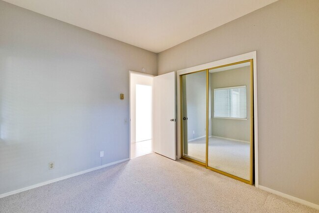 Building Photo - 1108 Shoreline Dr
