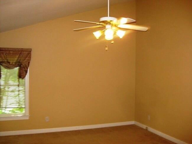 Building Photo - Pre-lease now for April!