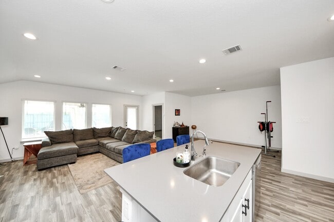 Building Photo - 202 Serena Pk Ln