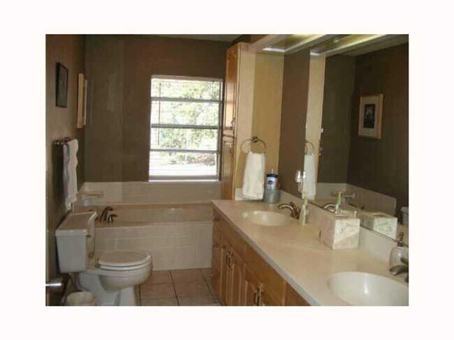 Building Photo - Spacious home just West of IH35. Great cen...