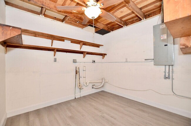 Building Photo - 505 Coconut Ave E