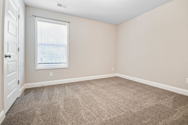 Building Photo - Pet Friendly Four Bedroom!