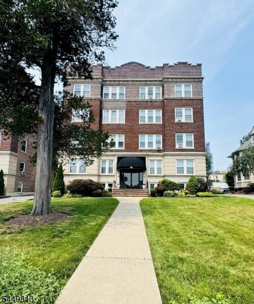 Building Photo - 16 Forest St