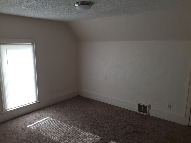 Building Photo - 2 Bedroom House, W/D, Fenced Yard, Porch, ...