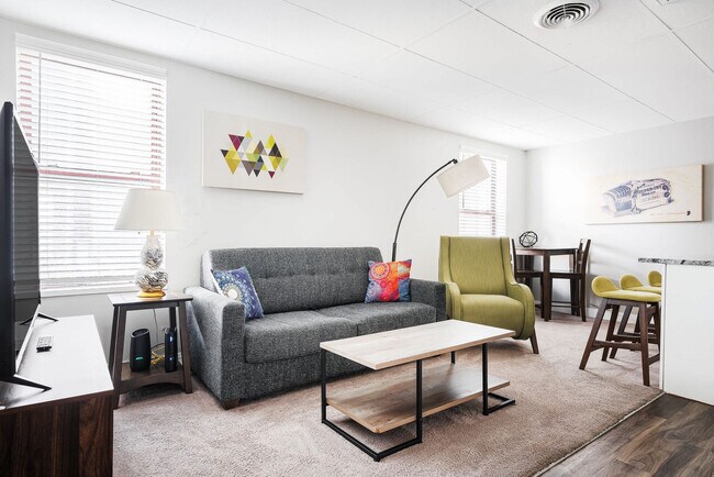 Building Photo - 615 N East St