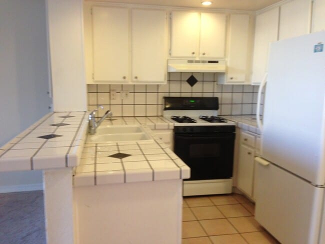 Building Photo - Beautiful 1 Bed /1 Bath with Hardwood Floors, Central AC, Stainless Steel Appliances, Balcony, Gy...
