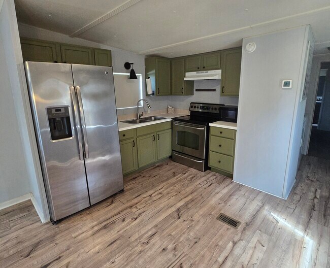 Building Photo - 8827 Deerwood Dr