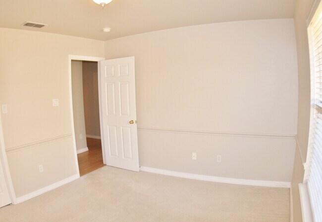 Building Photo - 4 Bed Home, 3 Car Garage! Zia School Distr...