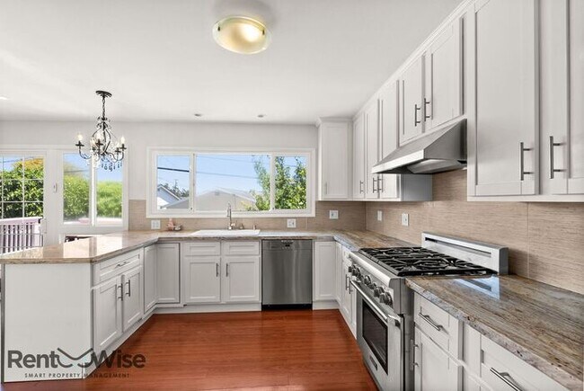 Building Photo - 1120 Oakwood Dr