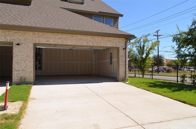Building Photo - 5501 Crosby Dr