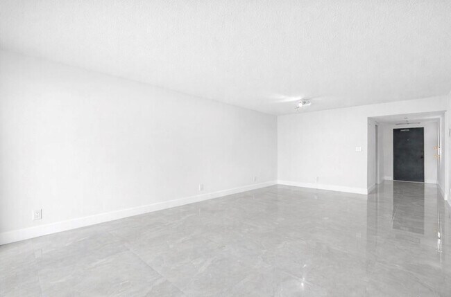 Building Photo - 500 Oaks Ln