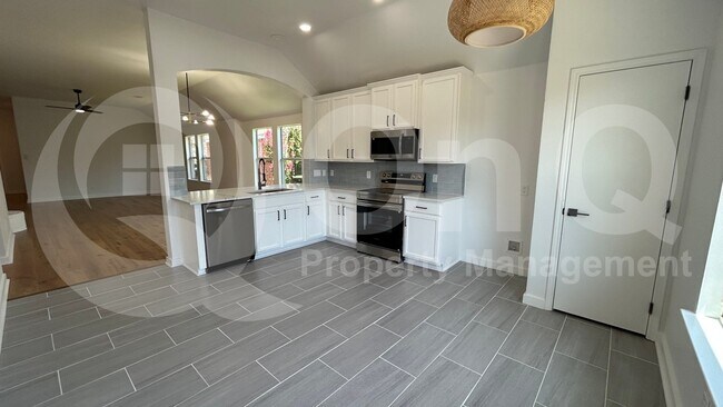 Building Photo - 1028 Aviary Dr