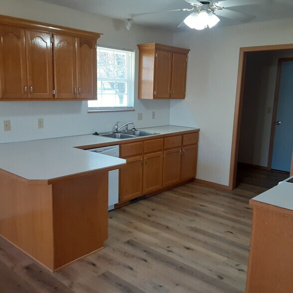 Building Photo - 409 Cedar Ln