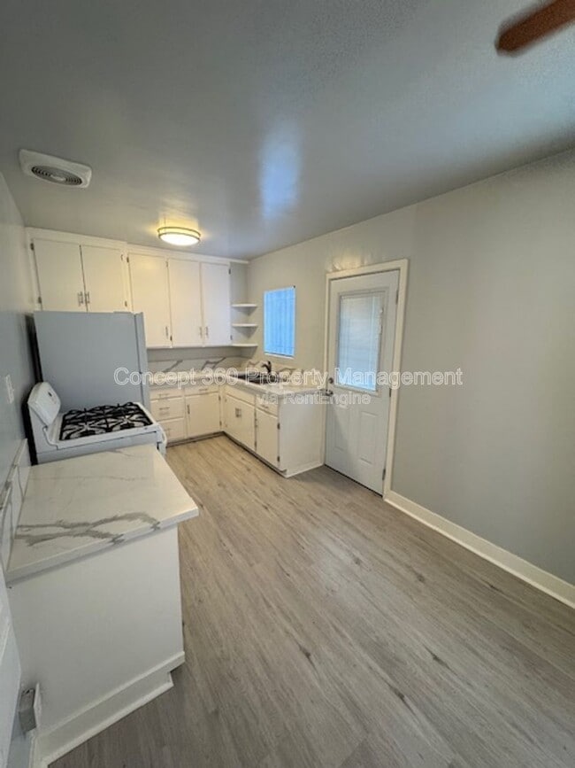 Building Photo - 1834 Cedar Ave