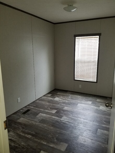 Building Photo - 1000 Pine Tree Cir