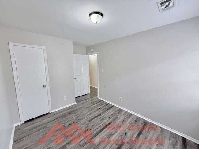 Building Photo - 1880 Willow Wood Ave