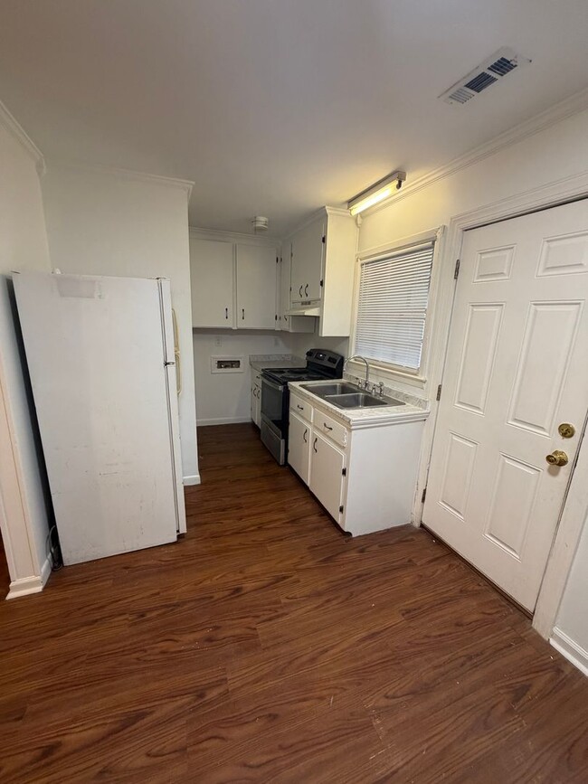 Building Photo - Cozy 1 Bedroom Available Now!