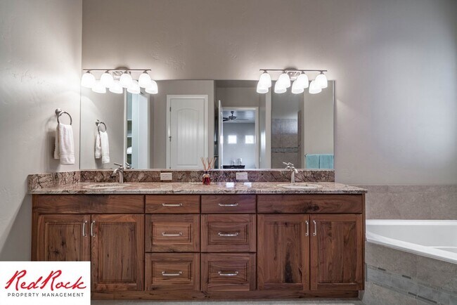 Building Photo - Stunning 2 Bedroom Fully Furnished Home. Community Pool & Mini Golf!