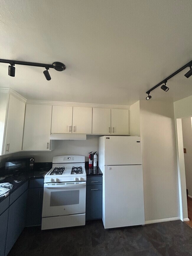 Building Photo - 1618 Querida Dr