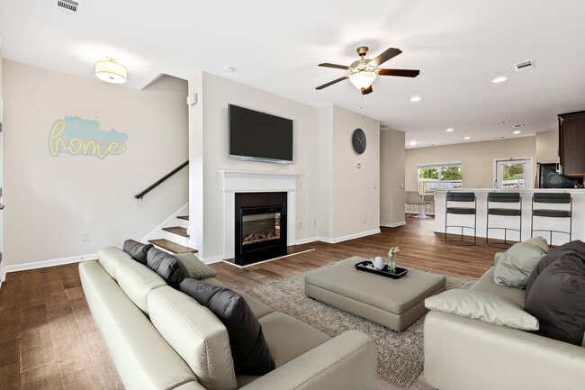 Building Photo - 776 Crestwell Cir SW