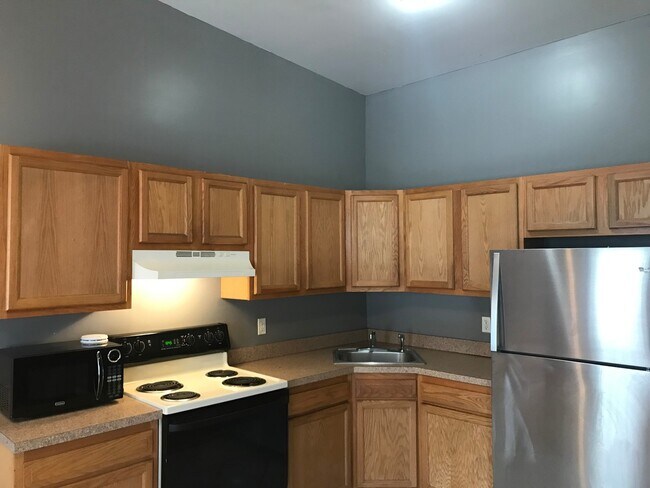 Building Photo - Comfy 2/3 Bedroom apartments