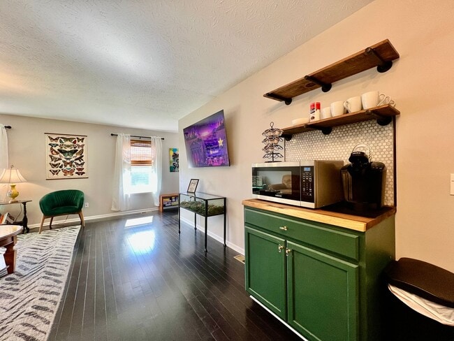 Building Photo - Fully Furnished Home with great location