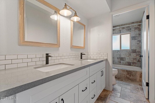 Building Photo - 8635 Via De Ln