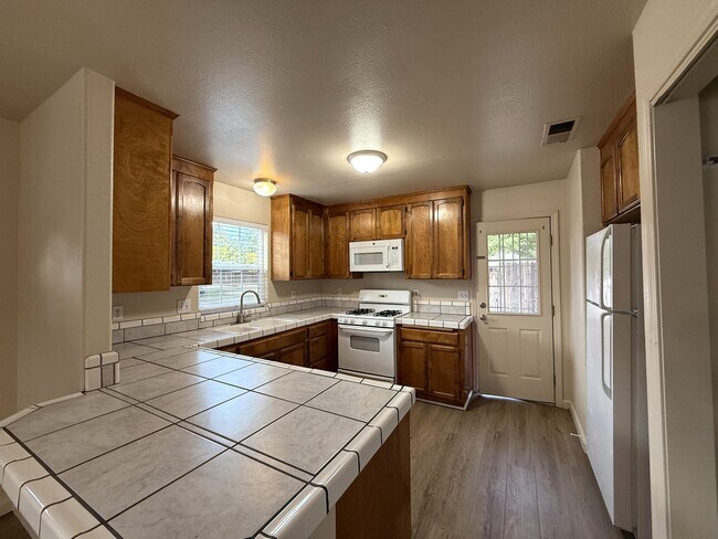 Building Photo - 524 W 1st Ave