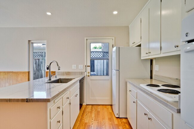 Building Photo - Welcome Home to Beautiful Cambrian Park Ne...