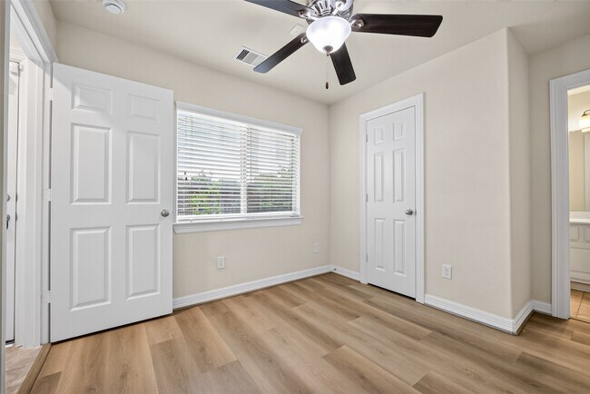 Building Photo - 2707 Shadybrook Meadow Dr