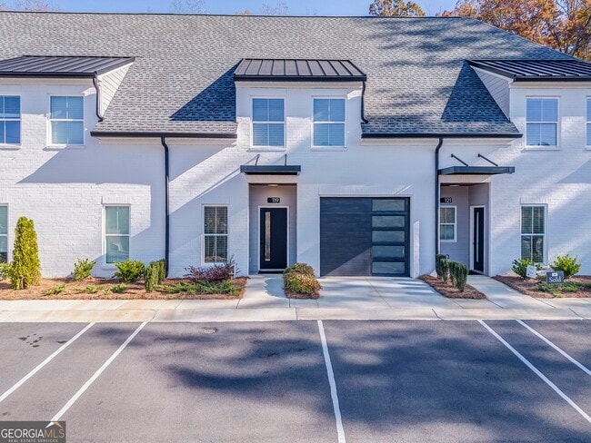 Building Photo - 109 Chateau Dr SE