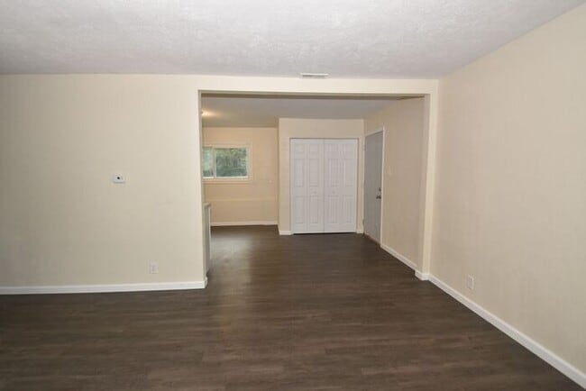 Building Photo - Elkhart North West- 3 bedroom ranch with d...